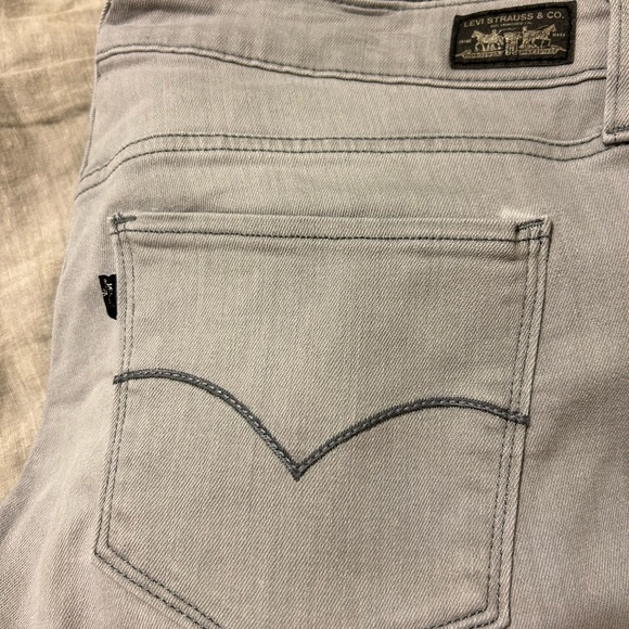*Women’s Levi low rise skinny jeans - Picture 2 of 5